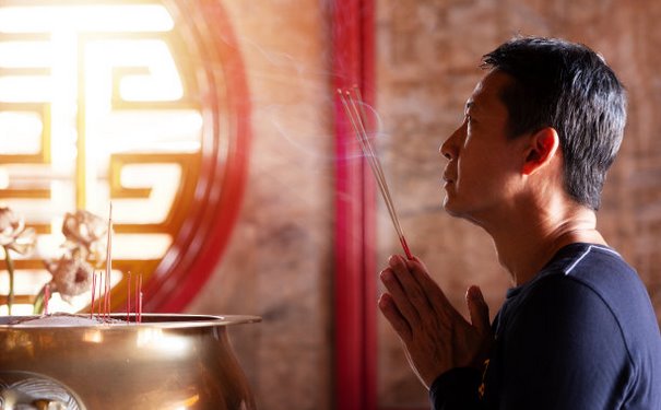 教你怎么烧香,经常去烧香拜佛的一定要了解