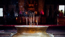 在家烧香需要注意了,不要惹上了其他的东西在
