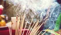 烧香是什么仪式？为何拜佛需要烧香