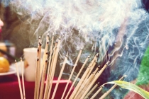 烧香是什么仪式？为何拜佛需要烧香